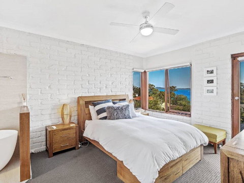 'Nunkeri', 5 Kerrie Close - Stunning House With Fabulous Views, Linen, WIFI & Air Conditioning - Sydneys Hotel 1