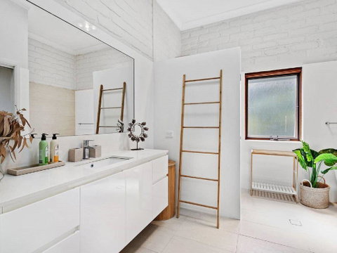 'Nunkeri', 5 Kerrie Close - Stunning House With Fabulous Views, Linen, WIFI & Air Conditioning - Sydneys Hotel 3