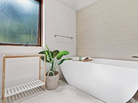 'Nunkeri', 5 Kerrie Close - Stunning House With Fabulous Views, Linen, WIFI & Air Conditioning - Sydneys Hotel 2