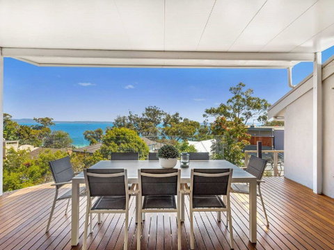 'Nunkeri', 5 Kerrie Close - Stunning House With Fabulous Views, Linen, WIFI & Air Conditioning - Sydneys Hotel 0