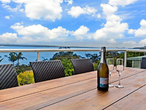 'The Bay', 25 Wallawa Rd - Huge Home With Aircon, Spectacular Views & Chromecast - Sydneys Hotel 1