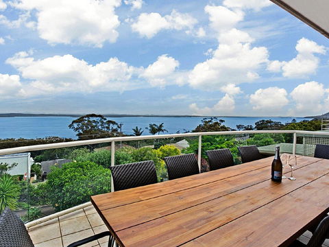 'The Bay', 25 Wallawa Rd - Huge Home With Aircon, Spectacular Views & Chromecast - Sydneys Hotel 0