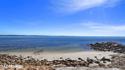 'Yacaaba' Beautiful Waterfront Location - Sydneys Hotel 2