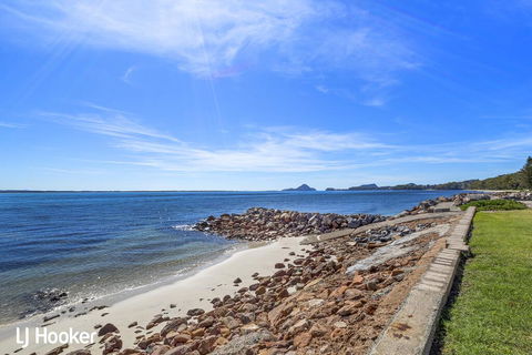 'Yacaaba' Beautiful Waterfront Location - Sydneys Hotel 1