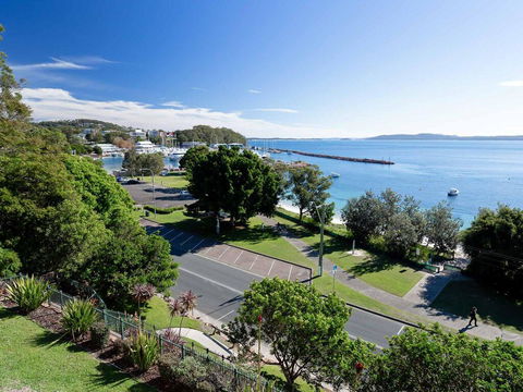 1 'Kiah', 53 Victoria Parade - Stunning Views, Wifi, Aircon, Just Across The Road To The Water - Sydneys Hotel 0