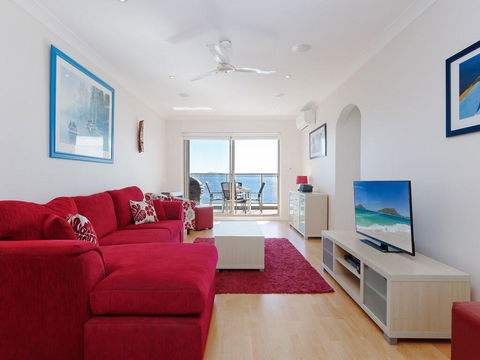 1 'Kiah', 53 Victoria Parade - Stunning Views, Wifi, Aircon, Just Across The Road To The Water - Sydneys Hotel 1