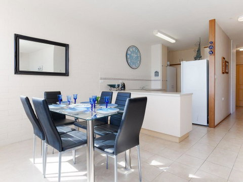 1 'Little Hut', 20 Kurrawa Close - Spectacular Water Views, NBN & Air Conditioned - Sydneys Hotel 3