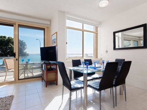 1 'Little Hut', 20 Kurrawa Close - Spectacular Water Views, NBN & Air Conditioned - Sydneys Hotel 1