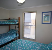 1 Naiad Court - Lowset family home with swimming pool and covered deck. Pet friendly - Sydneys Hotel