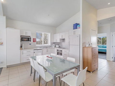1/32 Ocean Avenue - Three Bedrooms, Three Bathrooms, Air Con, Boat Parking & Water Views - Sydneys Hotel 3