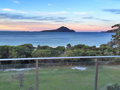 11 'Luskin Lodge' 29 Weatherly Close - Stunning Water Views - Sydneys Hotel 1