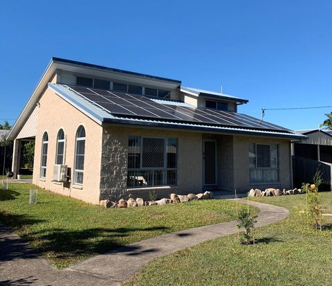 11 Anchovy Street - Tin Can Bay Summer Haven Coastal Retreat - Sydneys Hotel 2
