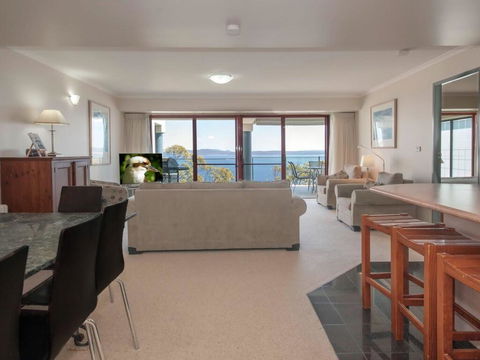 12 'Le Vogue', 16 Magnus St - Sensational Water Views, Lift, Pool & Tennis Court - Sydneys Hotel 1