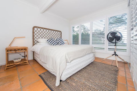 12 Merinda Crescent - Sydneys Hotel 1