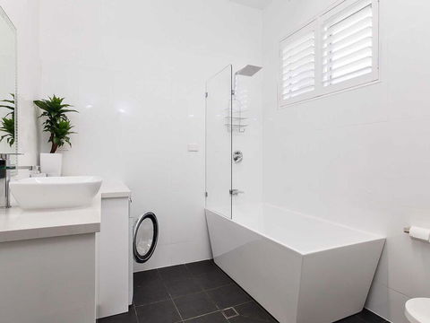 13 'Bayview Towers', 15 Victoria Parade - Ground Floor Unit With Magical Water Views - Sydneys Hotel 3