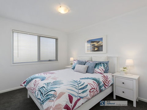 13 Seacombe Grove Ventnor - Sydneys Hotel 3