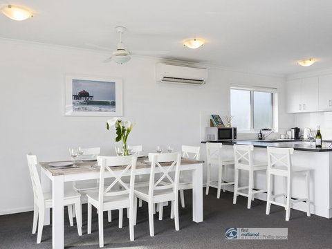13 Seacombe Grove Ventnor - Sydneys Hotel 2