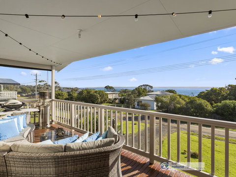 13 Seacombe Grove Ventnor - Sydneys Hotel 1