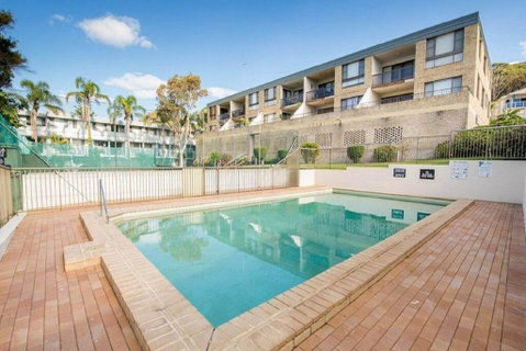 14 'THE DUNES', 38 MARINE DR - LARGE UNIT WITH POOL, TENNIS COURT AND DIRECTLY ACROSS FROM FINGAL - Sydneys Hotel 3