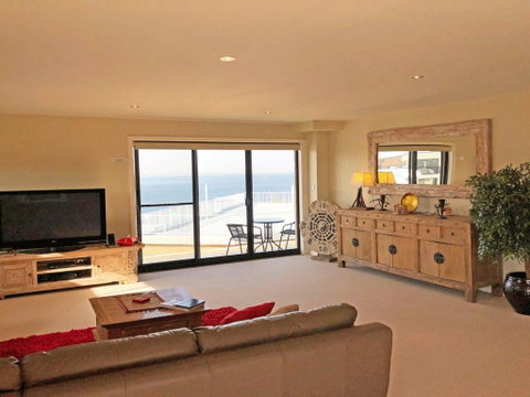 15 Dolphin Cove, 2 - 6 Government Rd - Stunning Penthouse With Views, Lift & Ducted Air Conditioning - Sydneys Hotel 1