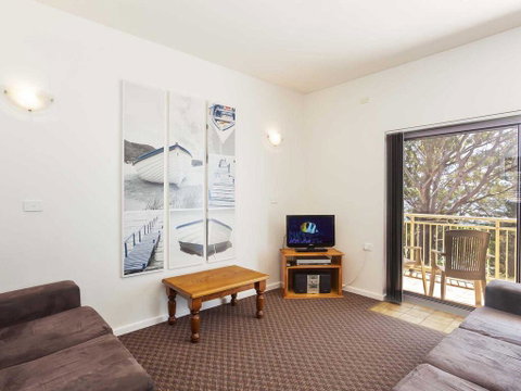 2 'Fiddlers Green' 62 Magnus Street - Ground Floor Unit Walking Distance To Nelson Bay - Sydneys Hotel 3