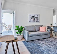 2 Bedroom Apt with Balcony  Air Con in Plympton - Sydneys Hotel