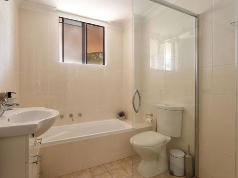 20 Booneroo - Walk To The Beach - Sydneys Hotel 2