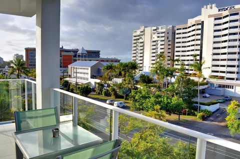 201 Lake Street - Sydneys Hotel 2