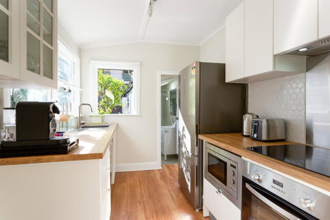 Beautiful 2-Bed Terrace House With Outdoor Areas - Sydneys Hotel 3