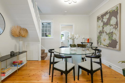 Beautiful 2-Bed Terrace House With Outdoor Areas - Sydneys Hotel 1