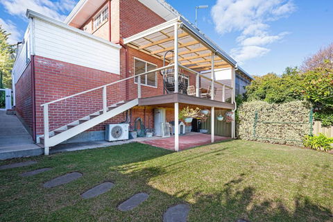 Cityscape Charm - 2BR Home In Wattle Park - Sydneys Hotel 2