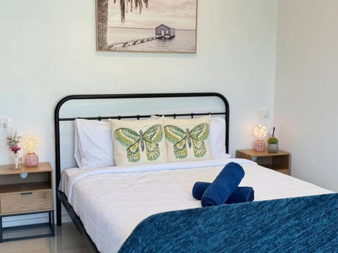 Convenient 2 Bedroom House Unit In Salisbury - Sydneys Hotel 1