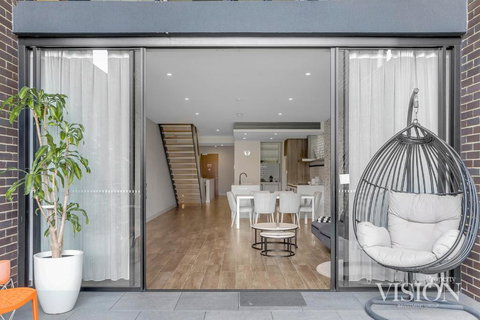 Cozy 3 Bedroom Loft Apartment With 2 Parking In Forest Lodge - Sydneys Hotel 3