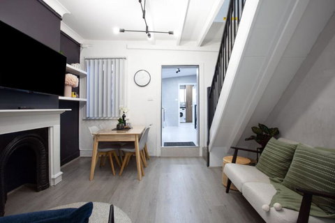 Dear Darlington Isyd - Sydneys Hotel 2