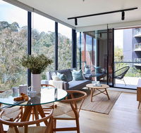 2BR Apt With Yarra River Views  Parking - Sydneys Hotel