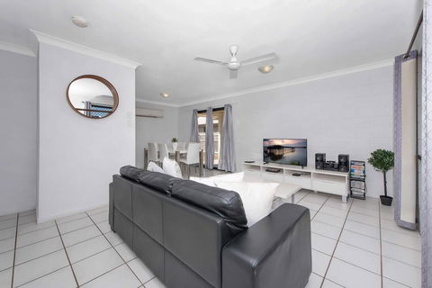 3 Bedroom Home - Sydneys Hotel 1