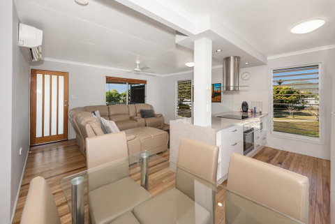 3 Bedroom Renovated Home - Sydneys Hotel 2