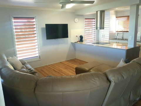 3 Bedroom Renovated Home - Sydneys Hotel 3