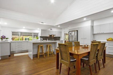 3 Macleay St, Narrawallee - Sydneys Hotel 0