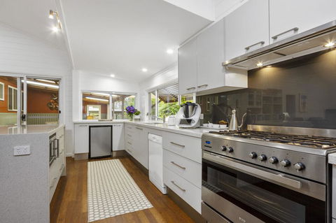 3 Macleay St, Narrawallee - Sydneys Hotel 1