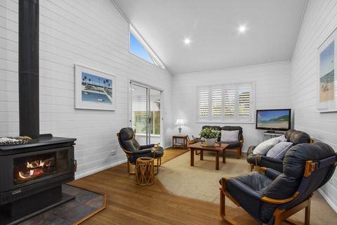 3 Macleay St, Narrawallee - Sydneys Hotel 2