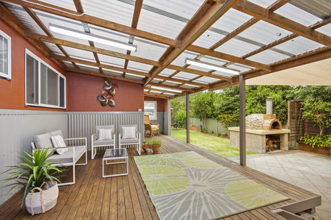 3 Macleay St, Narrawallee - Sydneys Hotel 3