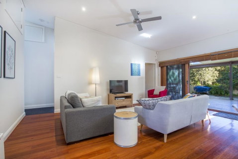 33 Bangalow - Narrawallee's Beautiful Bungalow - Sydneys Hotel 0