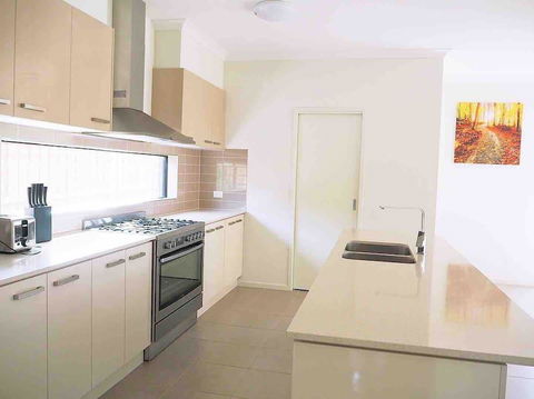 4 Bed 2 And A Half Bath Luxury Villa In Point Cook - Sydneys Hotel 2