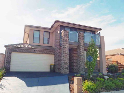 4 Bed 2 And A Half Bath Luxury Villa In Point Cook - Sydneys Hotel 0