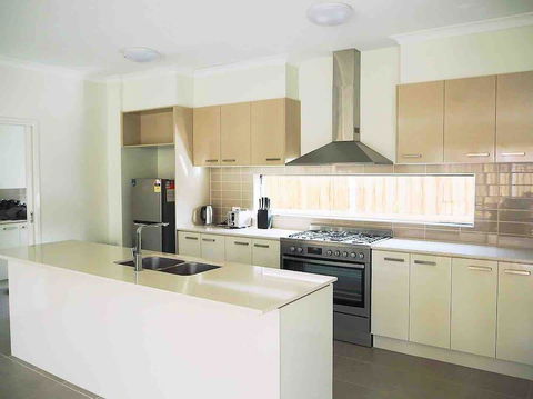4 Bed 2 And A Half Bath Luxury Villa In Point Cook - Sydneys Hotel 3