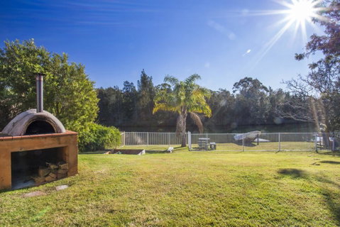 77 Lake Entrance Rd - Waterfront Wonder - Sydneys Hotel 2