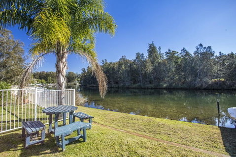 77 Lake Entrance Rd - Waterfront Wonder - Sydneys Hotel 0
