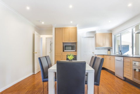 77 Lake Entrance Rd - Waterfront Wonder - Sydneys Hotel 3