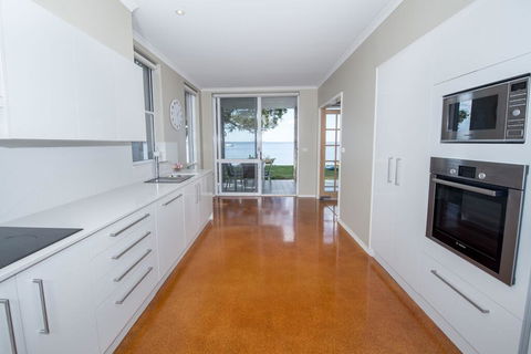 A Foreshore - Salamander Bay - Sydneys Hotel 0
